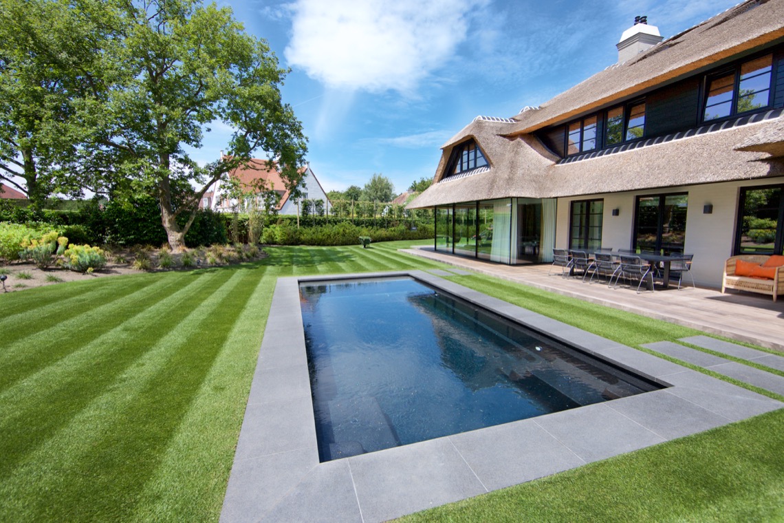 zwembad in moderne tuin